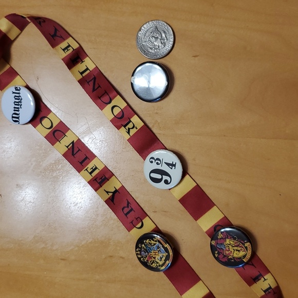 HARRY POTTER pins, set of 5, HALF DOLLAR size collectible lanyard pins πππβ€οΈ - Picture 5 of 5